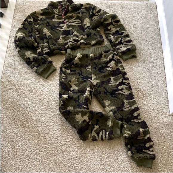 Camo Color 2 Piece Sherpa Set - Picture 10 of 12